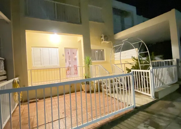 Sunny 2br In Near Beaches,protaras! Hébergement de vacances Paralímni