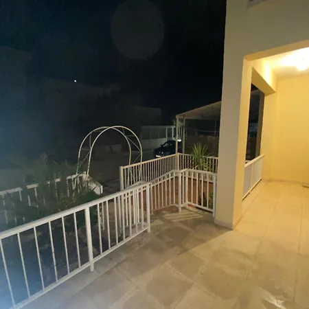 Sunny 2br In Near Beaches,protaras! Παραλίμνι