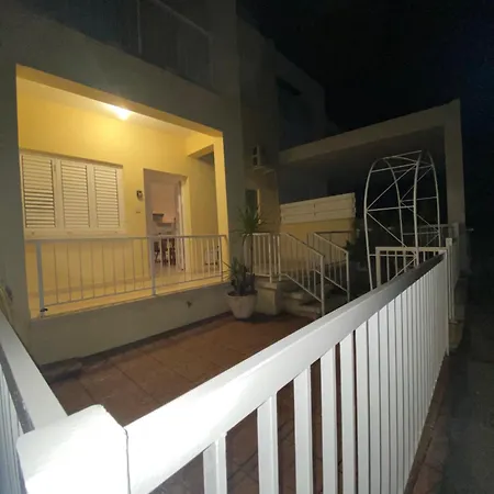 Sunny 2br In Near Beaches,protaras!